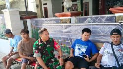 Komsos di Karangsong, Babinsa Ajak Warga Jaga Kamtibmas dan Cegah Geng Motor