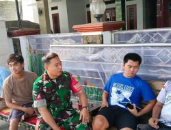 Komsos di Karangsong, Babinsa Ajak Warga Jaga Kamtibmas dan Cegah Geng Motor