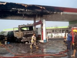 Grand Livina Terbakar Saat Isi Pertalite, Api Menjalar ke Truk Trailer di SPBU Tulungagung