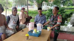 Silaturahmi Bersama Warga Tanjungpura, Babinsa Ingatkan Pentingnya Kebersihan dan Kewaspadaan Kebakaran