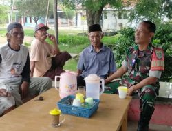 Silaturahmi Bersama Warga Tanjungpura, Babinsa Ingatkan Pentingnya Kebersihan dan Kewaspadaan Kebakaran