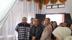 Kapolres Bitung Sambut Wakapolda Sulut di Rumah Duka Kombes Pol Steidy Raranta Penulisan