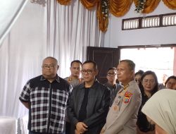 Kapolres Bitung Sambut Wakapolda Sulut di Rumah Duka Kombes Pol Steidy Raranta Penulisan