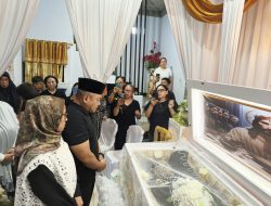 Kapolda Sulut Sambangi Rumah Duka Kombes Pol Steidy Raranta di Bitung