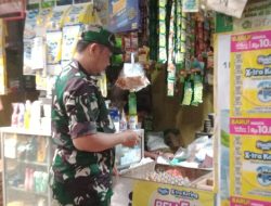 Babinsa Koramil 1605 Sukagumiwang Pantau Harga Bahan Pokok di Tulungagung