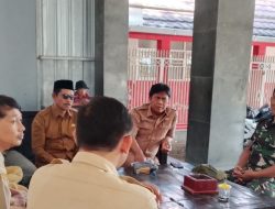 Komsos Bersama Pamong Desa, Babinsa Gunungsari Ajak Warga Peduli Lingkungan dan Jaga Kamtibmas