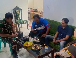 Komsos di Gelarmandala, Babinsa Koramil 1601 Indramayu Perkuat Kedekatan dengan Warga