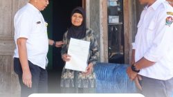 ATR/BPN Serahkan Sertipikat PTSL Door to Door ke Warga Kebonsari