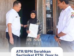 ATR/BPN Serahkan Sertipikat PTSL Door to Door ke Warga Kebonsari