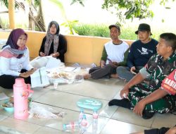 Komsos di Telukagung, Babinsa Ajak Warga Jaga Kamtibmas hingga Peduli Lingkungan