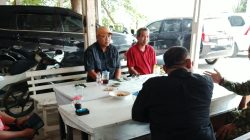 Babinsa Tanjungpura Jalin Silaturahmi dengan Pegawai Kecamatan Karangampel, Bahas Ketepatan Sasaran Bantuan Sosial