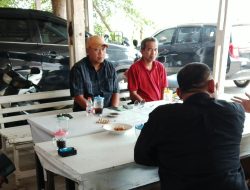 Babinsa Tanjungpura Jalin Silaturahmi dengan Pegawai Kecamatan Karangampel, Bahas Ketepatan Sasaran Bantuan Sosial
