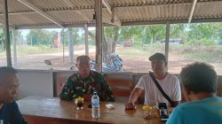 Komsos di Warung Pertamina, Babinsa Koramil Sukagumiwang Bahas Keamanan dan Ketahanan Pangan