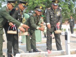 Tabur Bunga di TMP Dharma Ayu, Kodim 0616 Indramayu Kenang Pengorbanan Para Pahlawan