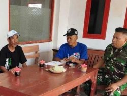 Anggota Koramil Karangampel Komsos Bersama Tokoh Pemuda dan Pamong Desa Kedokanbunder Wetan, Bahas Keamanan Lingkungan