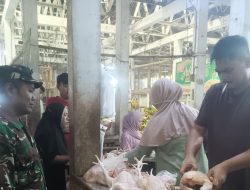 Anggota Koramil Sukagumiwang Pantau Harga Sembako di Desa Tulungagung