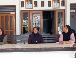 Komsos di Gelarmandala,Anggota Koramil Indramayu Perkuat Kedekatan dengan Warga