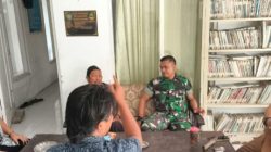 Anggota Koramil Karangampel Komsos Bersama Perangkat Desa, Dorong Kerukunan dan Kepedulian Lingkungan