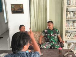 Anggota Koramil Karangampel Komsos Bersama Perangkat Desa, Dorong Kerukunan dan Kepedulian Lingkungan
