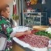 Pastikan Harga Sembako Terpantau, Babinsa Koramil 1605/Sukagumiwang Monitoring Pasar di Kertasemaya