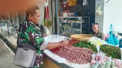 Pastikan Harga Sembako Terpantau, Babinsa Koramil 1605/Sukagumiwang Monitoring Pasar di Kertasemaya
