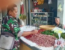 Pastikan Harga Sembako Terpantau, Babinsa Koramil 1605/Sukagumiwang Monitoring Pasar di Kertasemaya