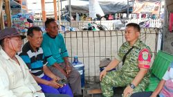 Komsos di Desa Karangsong, Babinsa Ajak Warga Jaga Keamanan dan Kebersihan Lingkungan