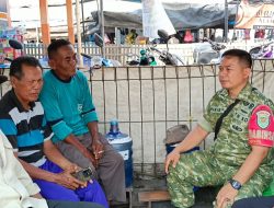 Komsos di Desa Karangsong, Babinsa Ajak Warga Jaga Keamanan dan Kebersihan Lingkungan