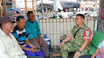 Komsos di Desa Karangsong, Babinsa Ajak Warga Jaga Keamanan dan Kebersihan Lingkungan