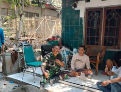 Pererat Silaturahmi dengan Warga, Babinsa Koramil 1605/Sukagumiwang Gelar Komsos di Desa Tenajar Lor