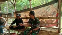 Pererat Kemanunggalan TNI dan Rakyat, Serda Hendra Komsos Bersama Warga Tanjungsari
