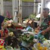 Pantau Harga Sembako di Pasar Tulungagung, Babinsa Koramil Sukagumiwang Data Harga Kebutuhan Pokok