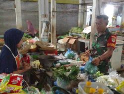 Pantau Harga Sembako di Pasar Tulungagung, Babinsa Koramil Sukagumiwang Data Harga Kebutuhan Pokok