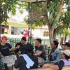 Perkuat Kedekatan dengan Warga, Babinsa Karangampel Ajak Masyarakat Jaga Kebersihan dan Keamanan Lingkungan
