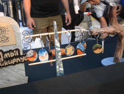 Bikin Pangling! Sampah Plastik Disulap Jadi Meja, Kursi hingga Jam Artistik di Pameran Indramayu