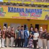 Kunjungi UMKM di Karangampel, Ketua Persit KCK Cabang XXVII Tinjau Produk Kacang Bawang dan Dodol Lokal