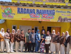Kunjungi UMKM di Karangampel, Ketua Persit KCK Cabang XXVII Tinjau Produk Kacang Bawang dan Dodol Lokal