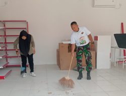 Anggota Koramil Indramayu Bersama Siswa SDN 3 Pekandangan Bersihkan KDKMP