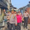 Kapolres Bitung dan Ketua Bhayangkari Cabang Bitung Salurkan Bantuan Kebutuhan Pokok kepada Warga Terdampak Kebakaran di Kelurahan Pateten Satu