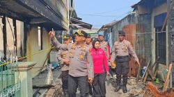 Kapolres Bitung dan Ketua Bhayangkari Cabang Bitung Salurkan Bantuan Kebutuhan Pokok kepada Warga Terdampak Kebakaran di Kelurahan Pateten Satu
