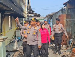Kapolres Bitung dan Ketua Bhayangkari Cabang Bitung Salurkan Bantuan Kebutuhan Pokok kepada Warga Terdampak Kebakaran di Kelurahan Pateten Satu