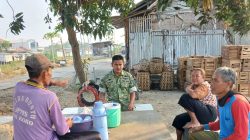 Pererat Silaturahmi dengan Warga, Babinsa Koramil Sukagumiwang Gelar Komsos di Desa Tersana