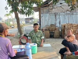 Pererat Silaturahmi dengan Warga, Babinsa Koramil Sukagumiwang Gelar Komsos di Desa Tersana