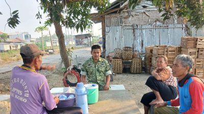 Pererat Silaturahmi dengan Warga, Babinsa Koramil Sukagumiwang Gelar Komsos di Desa Tersana