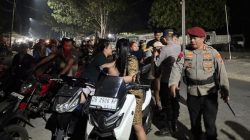 Kapolres Boltim Turun Langsung Atur Antrean dan Bagikan Air Minum di SPBU Tutuyan