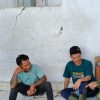 Komsos di Desa Karangsong, Babinsa Koramil 1601/Indramayu Ajak Warga Jaga Keamanan dan Kebersihan Lingkungan