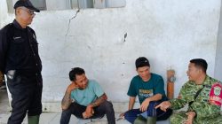 Anggota Koramil Indramayu Ajak Warga Karangsong Jaga Keamanan, Kebersihan, dan Pergaulan Remaja