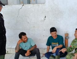 Komsos di Desa Karangsong, Babinsa Koramil 1601/Indramayu Ajak Warga Jaga Keamanan dan Kebersihan Lingkungan