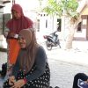 Babinsa Koramil 1601/Indramayu Komsos Bersama Warga Tegalurung, Ajak Jaga Kamtibmas dan Peduli Sesama