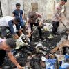 Personel Ditpolairud Polda Sulut Gotong Royong Bersihkan Puing Pascakebakaran di Bitung